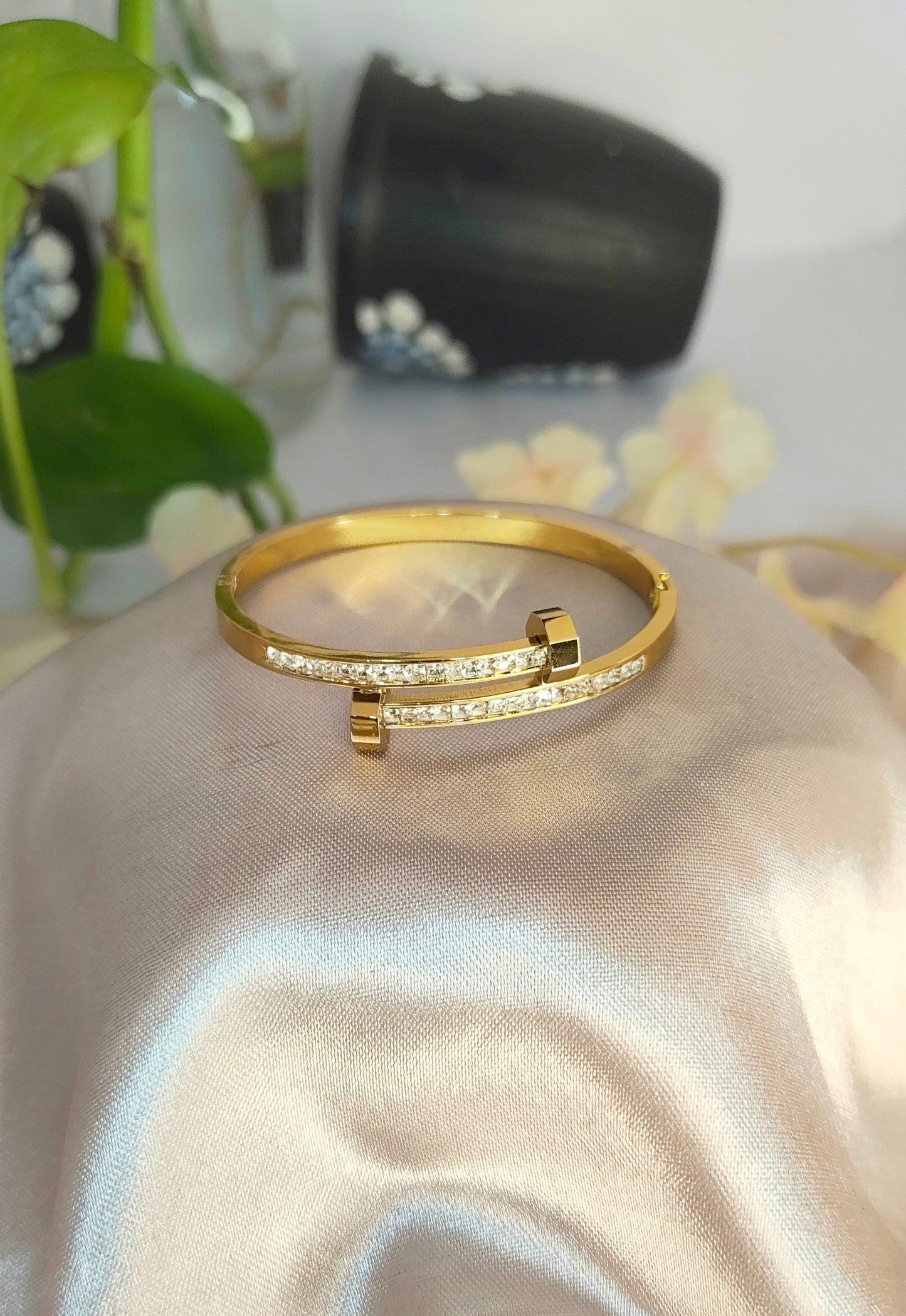 Anti-Tarnish Geometric Crystal-Studded Gold Bangle Bracelet for thin wrist Braclet