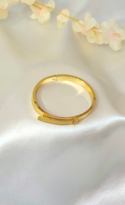 Minimalist Grooved antitarnish Gold-Plated Bracelet for thin wrist