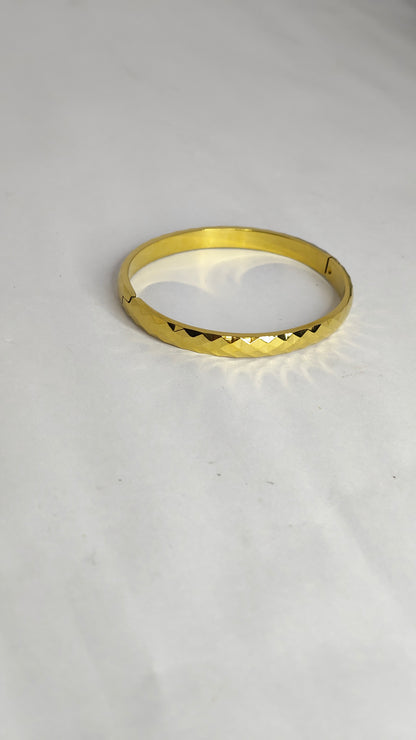 Anti-Tarnish Faceted Gold Finish Bracelet for thin wrist Braclet