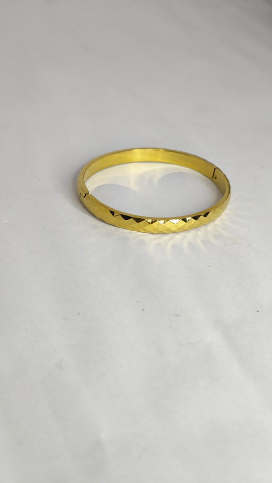 Anti-Tarnish Faceted Gold Finish Bracelet for thin wrist Braclet