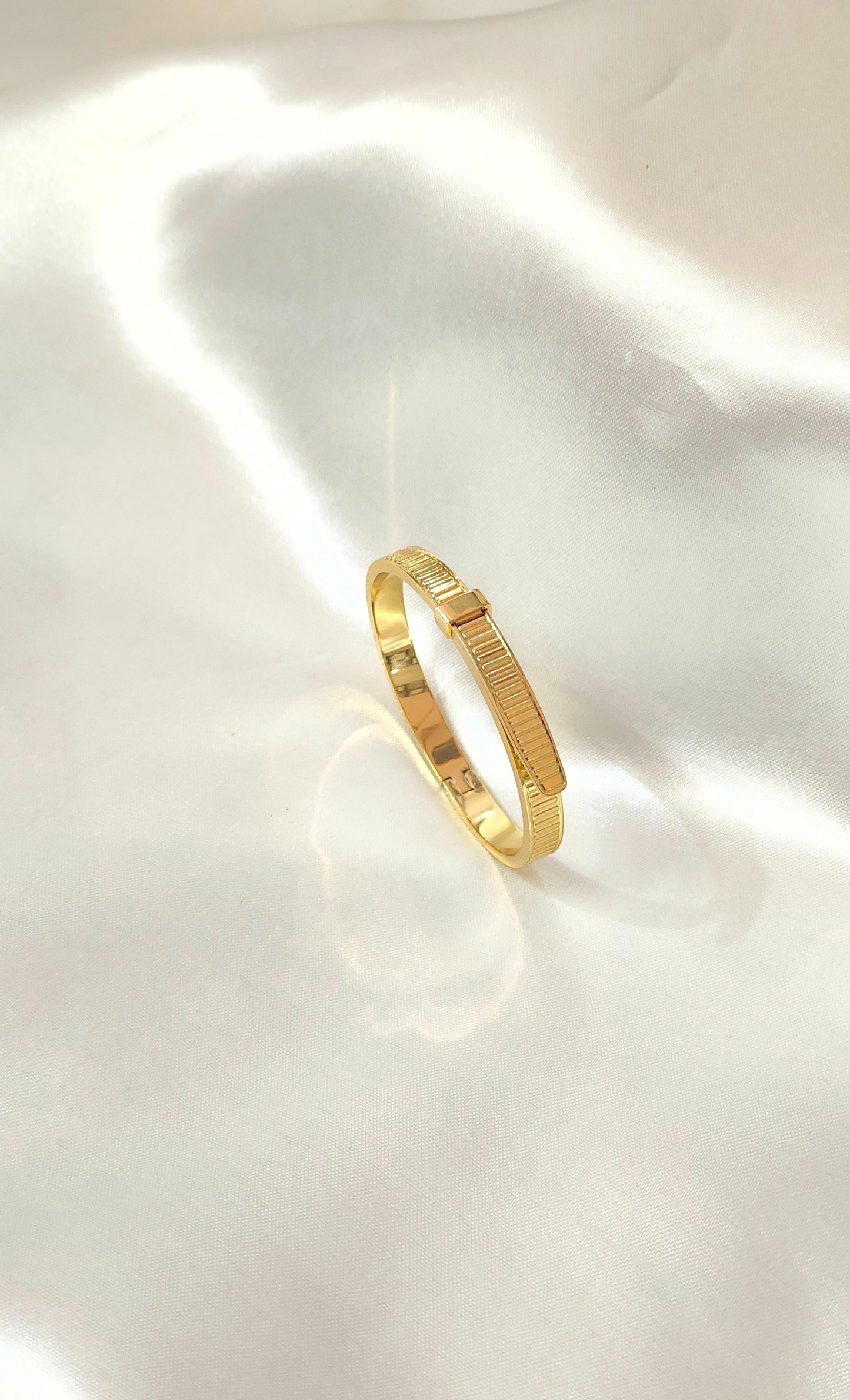 Minimalist Grooved antitarnish Gold-Plated Bracelet for thin wrist