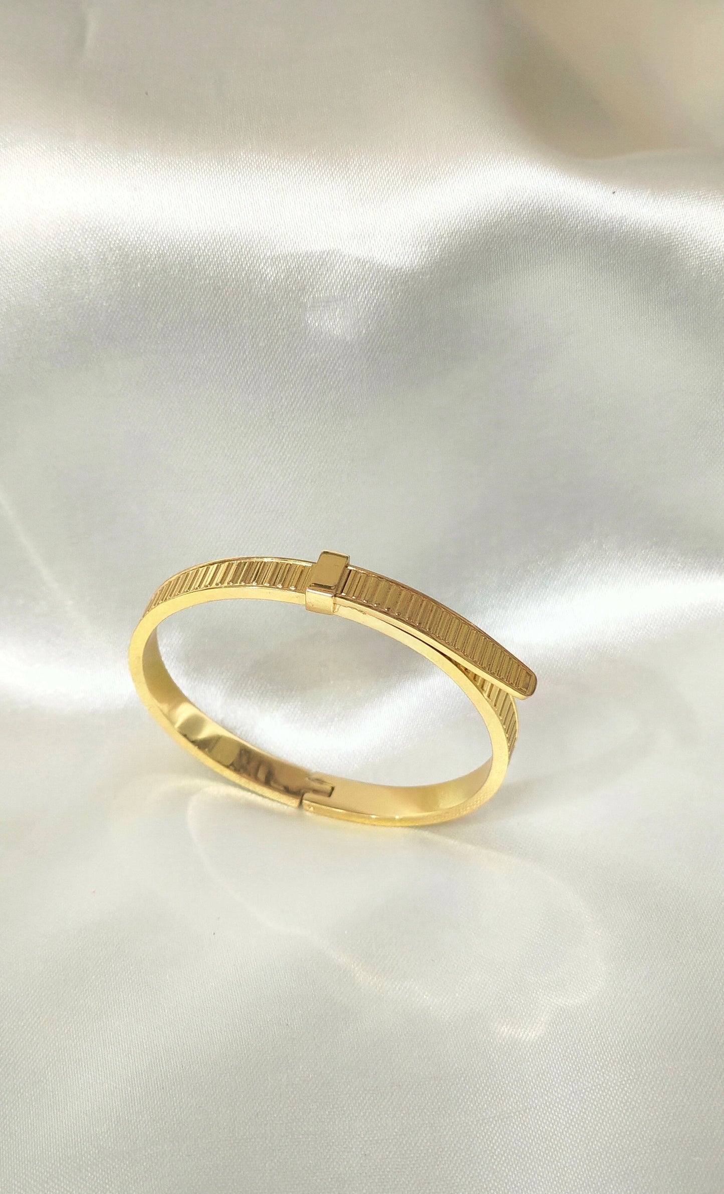 Minimalist Grooved antitarnish Gold-Plated Bracelet for thin wrist