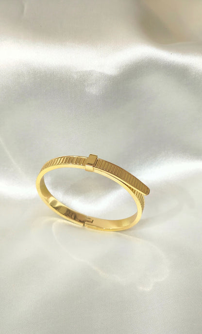 Minimalist Grooved antitarnish Gold-Plated Bracelet for thin wrist