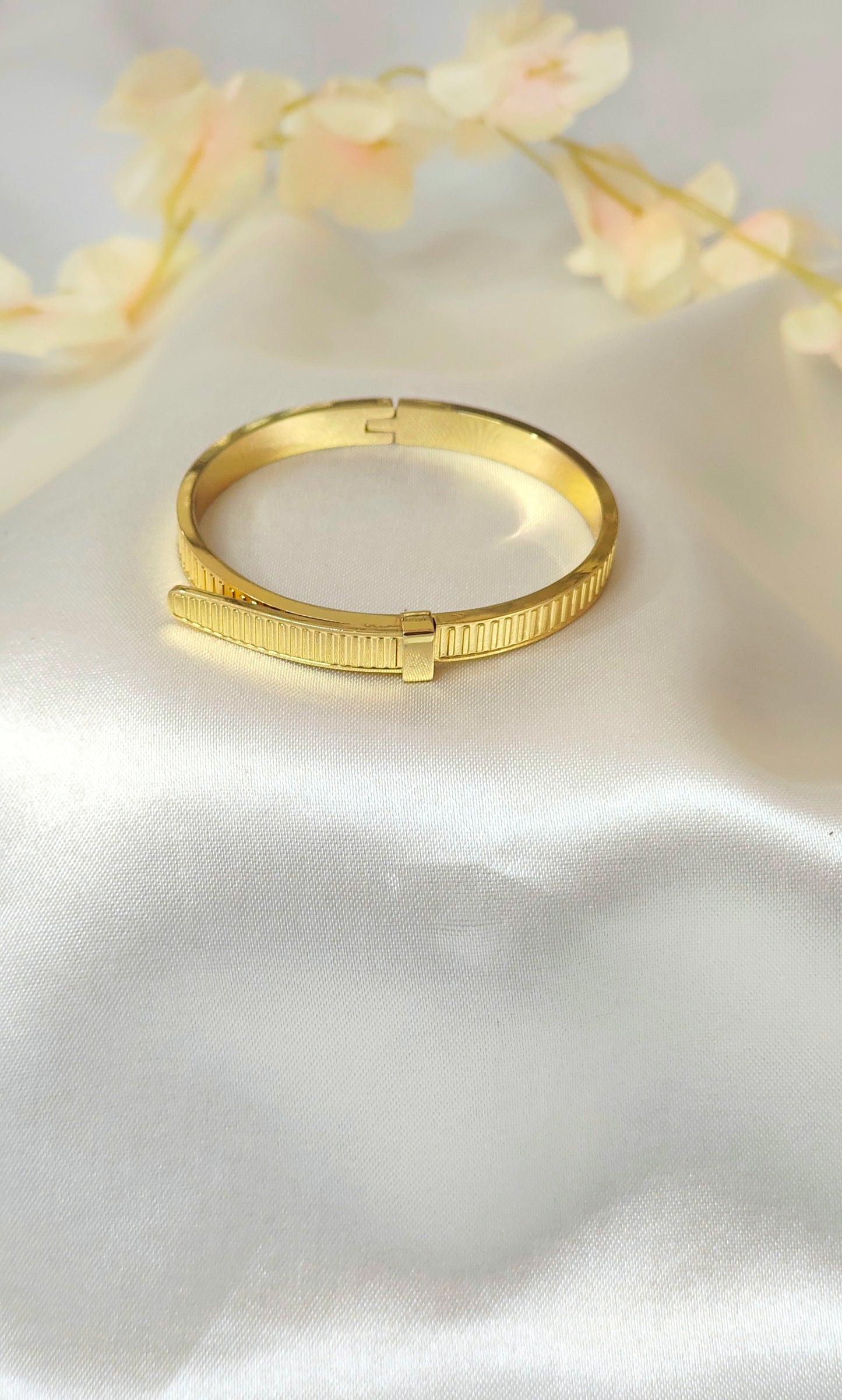 Minimalist Grooved antitarnish Gold-Plated Bracelet for thin wrist
