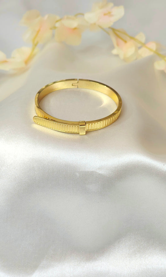 Minimalist Grooved antitarnish Gold-Plated Bracelet for thin wrist