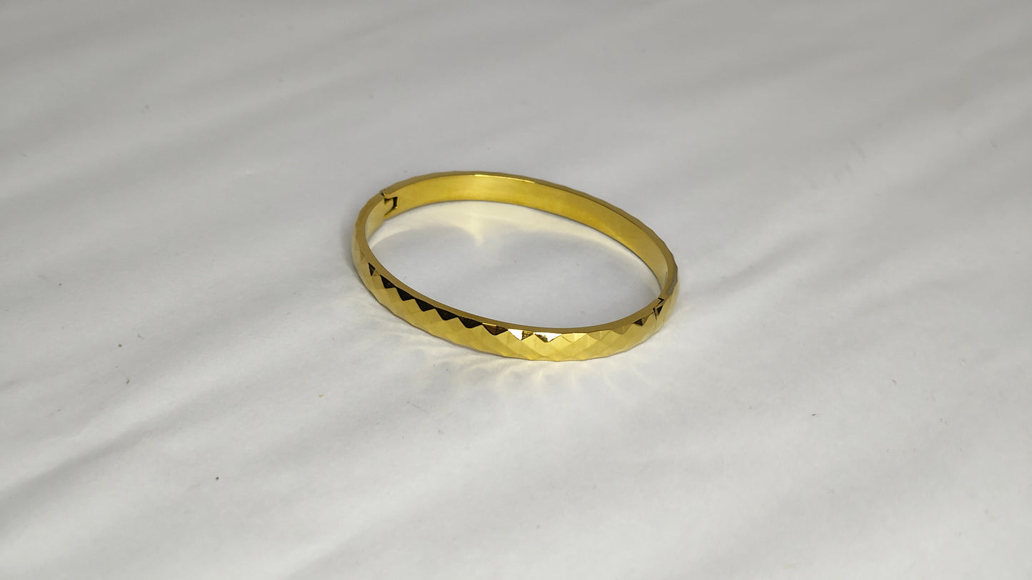 Anti-Tarnish Faceted Gold Finish Bracelet for thin wrist Braclet