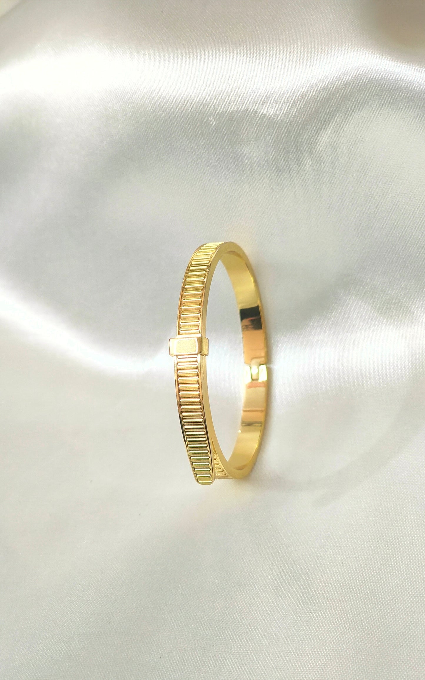 Minimalist Grooved antitarnish Gold-Plated Bracelet for thin wrist
